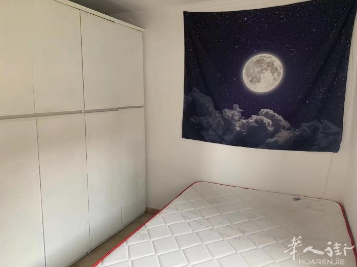 Clot地铁口附近出租单人房，交通便利，住家安静整洁，房间朝阳，