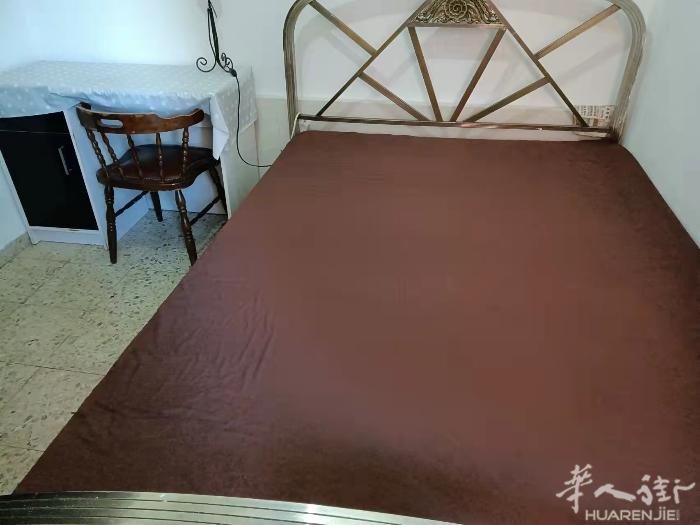 🏡三路almendrales 地铁口一分钟有大床单人房出租。房子5室一卫，卫生