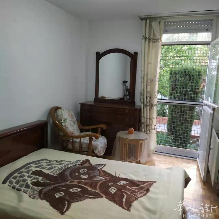 🏡马德里位于三路地铁almentrales地铁口三分钟，单间带独卫出租，六路地