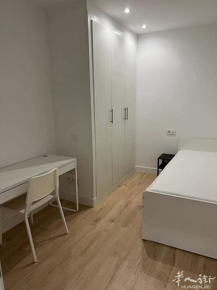 🏡巴塞单间出租房子新房三室两卫招女生，位于UAB语言学校旁，靠L5sant p