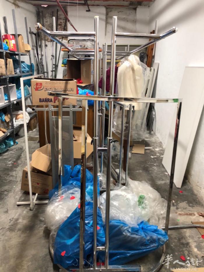 服装店衣架货架便宜转让。微信：zxf122790