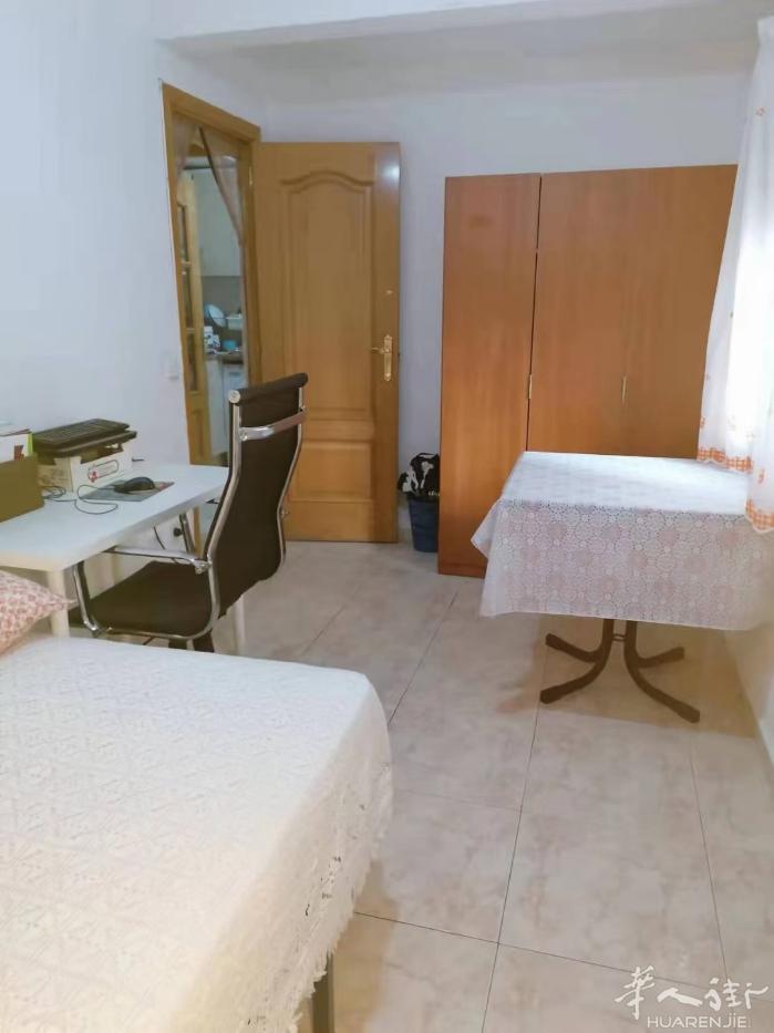 🏡地铁六号线 carpetana步行2分钟单间出租，房子总共四室， 周边设施: