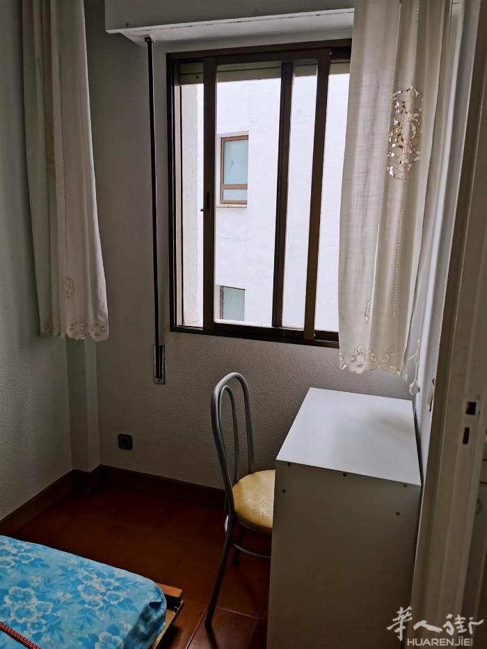 🏡马德里最安全的区分，靠近丽池公园，地铁六号线Conde de Casal单间