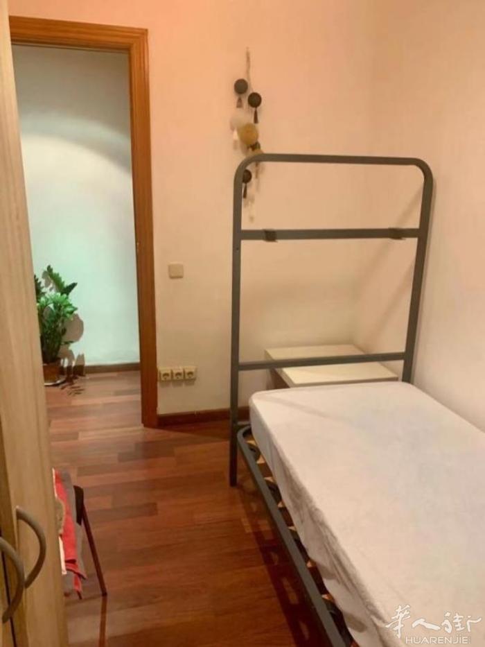🏡巴塞单间出租住家安静卫生，附近购物超市方便，交通便利，位于巴塞PobleN