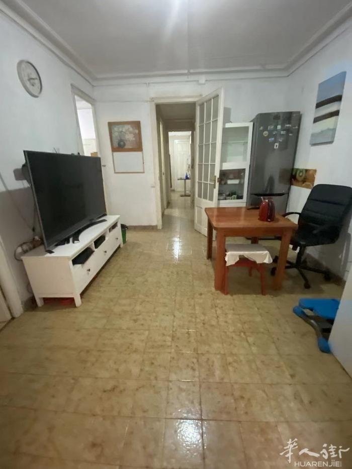 🏡巴塞单间出租，6月1日起出租。通往西班牙广场和哥伦布广场路段中间位置。步行1