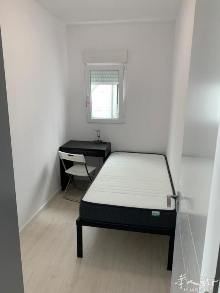 🏡巴塞单间出租，离三路Les corts地铁口步行三分钟，步行大约十分钟可到达