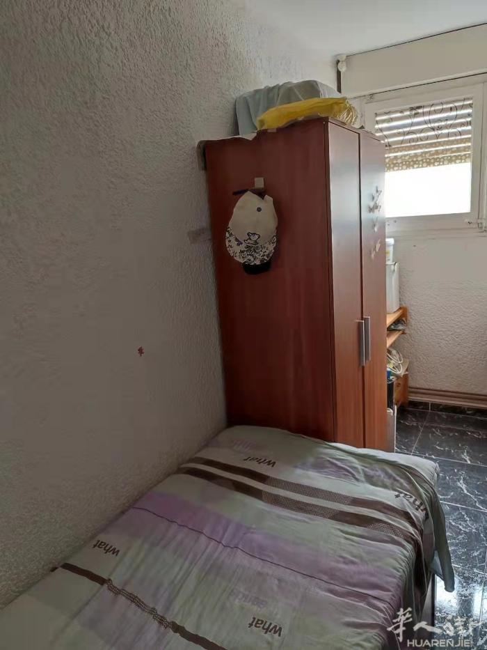 🏡巴塞单间出租，巴塞罗那2号4号线地铁站la pau附近，距离地铁1分钟，房间