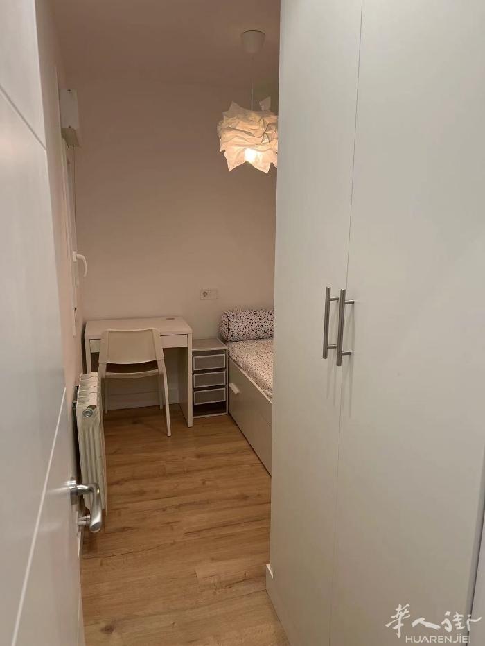 🏡巴塞单间出租，房子新房三室两卫招女生，位于UAB语言学校旁，靠L5sant