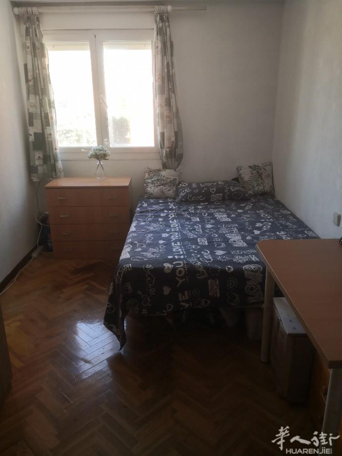 🏡马德里3号地铁站SanFermin近地铁口一分钟小区阳光房出租，家里有空调，