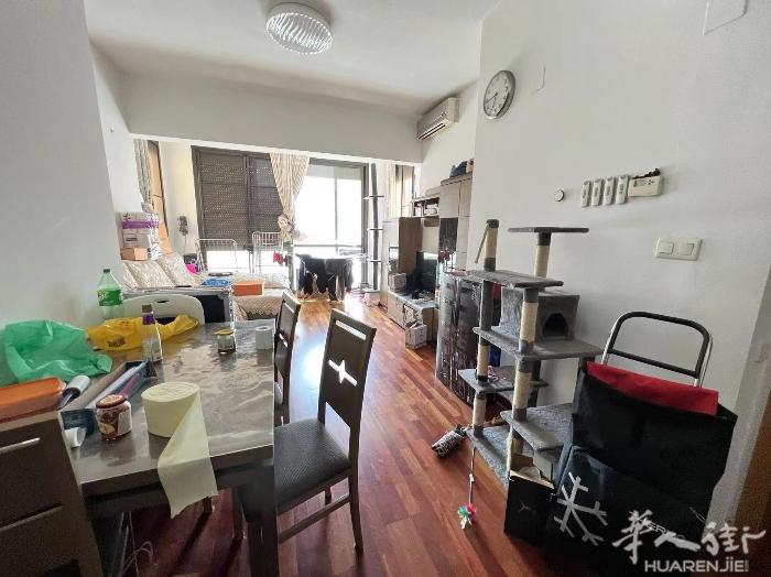 🏡巴塞单间出租，clot附近，，7月底/8月初 天井但楼层高光线好，对流通风空