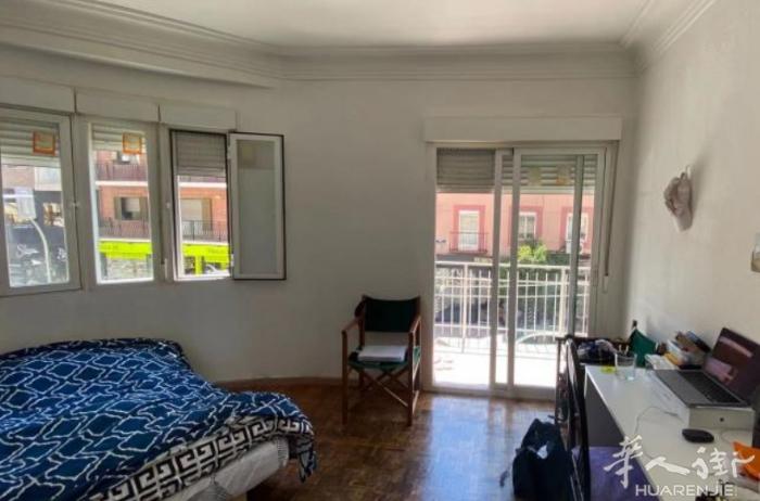 🏡马德里usera地铁口2到4分钟出租一个大房间，双人床，大衣柜，带阳台，只租