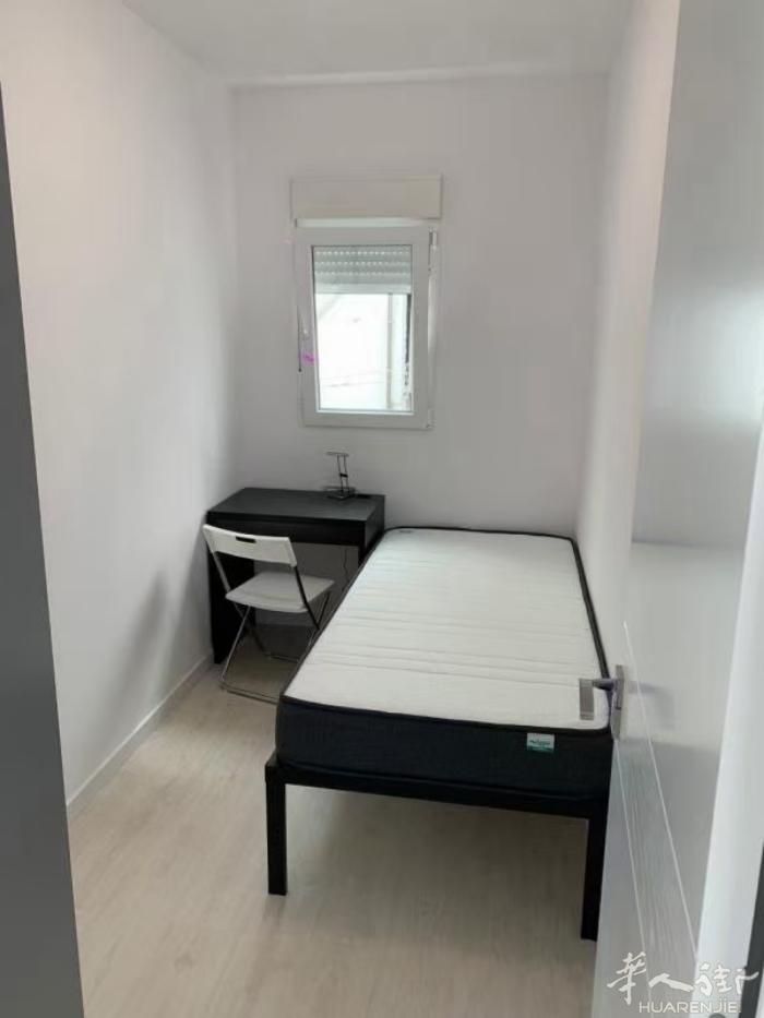 🏡巴塞单间出租Les corts地铁口步行三分钟，步行大约十分钟可到达大学城。