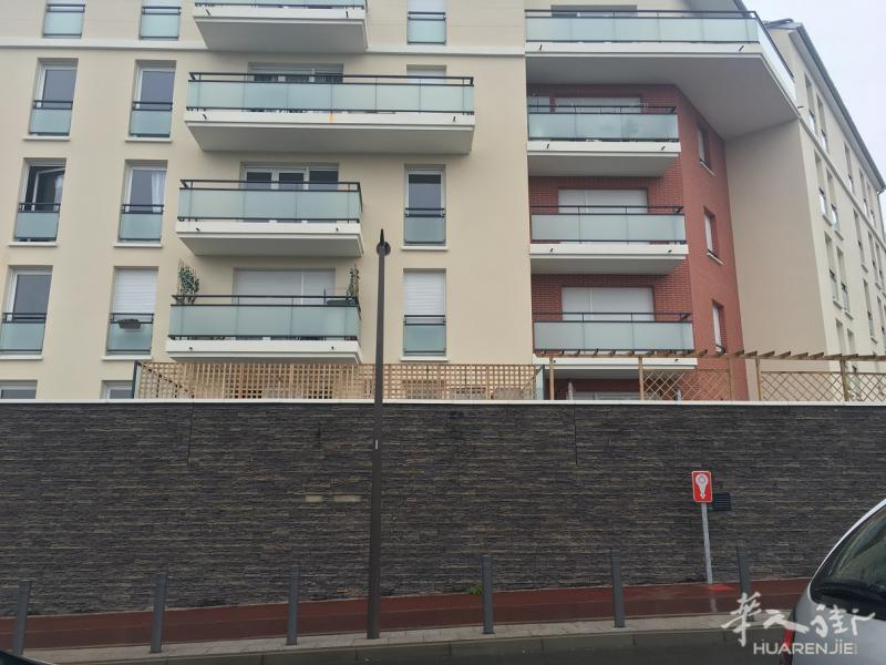 Creteil8号线Point du lac地铁站出口3分钟新房带28平米大露台出租