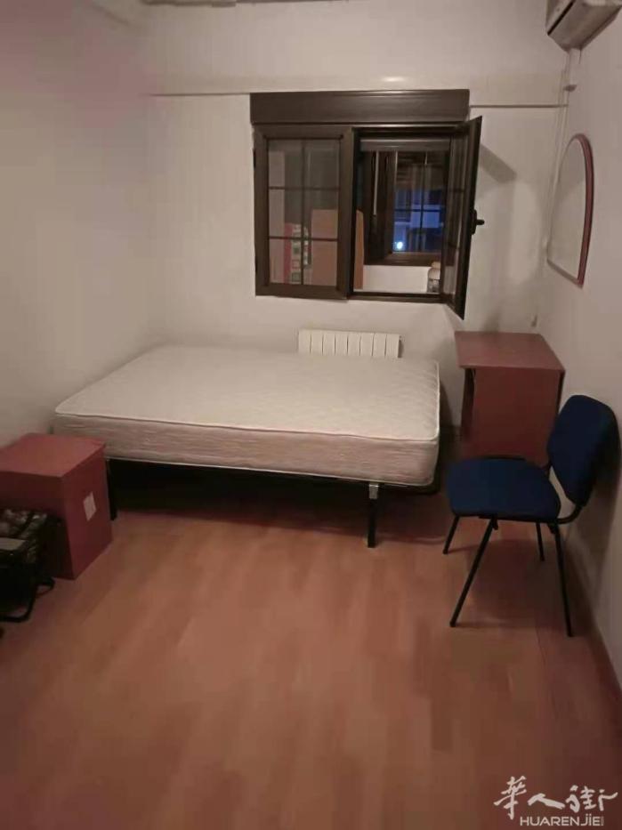 🏡马德里5号线carmen单间出租 房子三室一厅，住了房东一家三口和一个女孩子