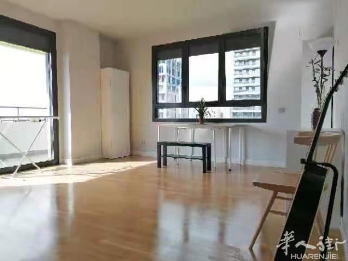 🏠巴塞好房出售，位于巴塞罗那展会中心附近，地铁fira europa,3室2卫