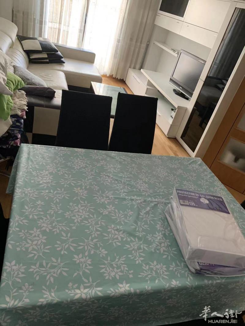 套房出租，三房二卫。 带游泳池和车库。位于vallecas m40 16出口。近地铁口 商场。房东直租。
