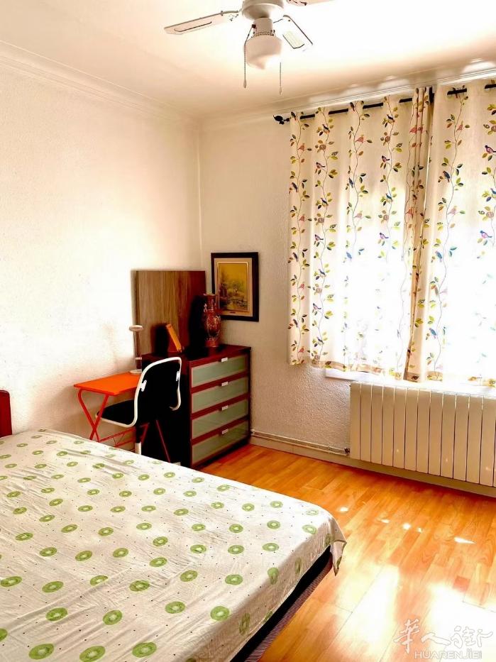🏡巴塞市区大阳光房出租，二楼带电梯。坐标：fabra i puig 房间内有1