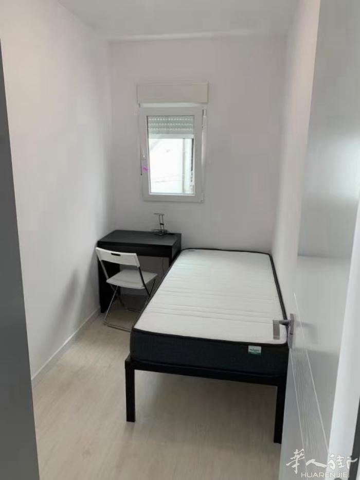 🏡巴塞三路Les corts地铁口步行三分钟，步行大约十分钟可到达大学城。斜对