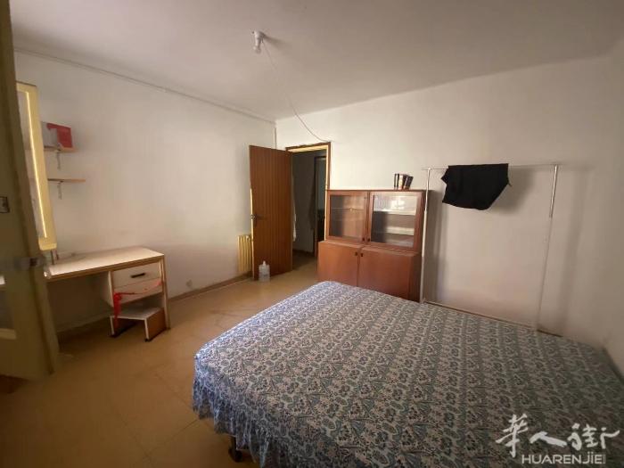 🏡巴塞单间出租，upf在MATARO校区 ， 房子三室一厅一卫，其中阳光大房间