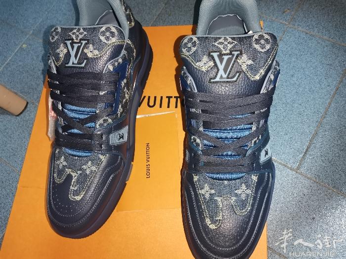 出一双LV trainer Nigo 牛仔，44码全新没穿过带小票，米兰面交或者