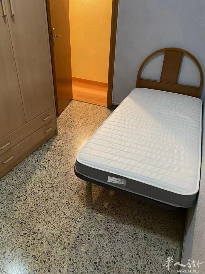 🏡巴塞两个单间1路地铁santa Eulalia附近出租， 十几分钟就到市中心