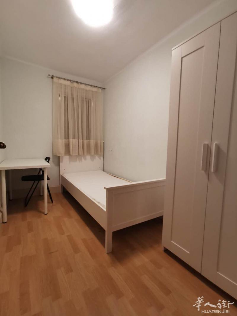 巴塞罗那近地铁站一号线Santa Eulalia出租一个单人间,长期居住可办住家证明