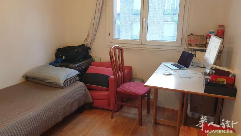 12号线地铁口最后一站走路4分钟即到,92省Issy-les-Moulineaux , 现在有一个中房间和小房间出租。。