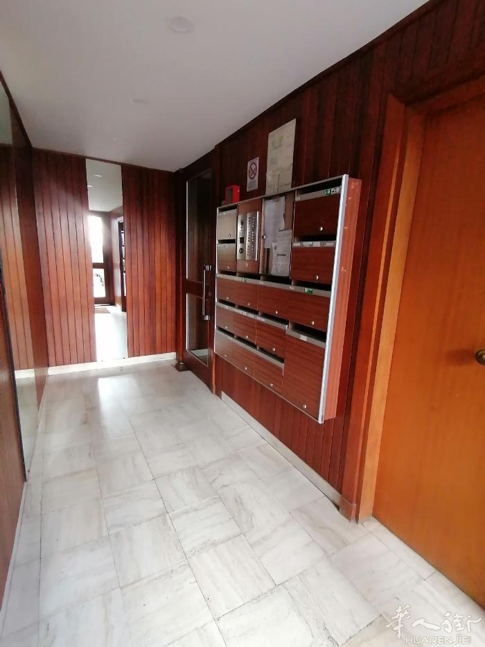 94 villejuif F2/3好房出售，大路上7号地铁蓝灯站Villejuif paul v couturier 在脚下，交通购物方便，法国5楼阳光充足，56平方一室12平方一厅31平方（可改2房1厅）带7平方阳台，储藏室售 295000欧