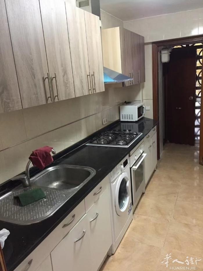 🏡马德里3号线san fermin单间地铁口步行2分钟，大单人房间，只租男生
