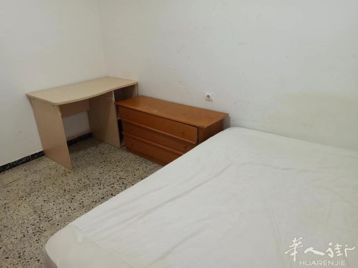 🏡巴塞单间出租，巴塞罗那近郊gavá市中心，大房间，带阳台，有网络，有电梯，交