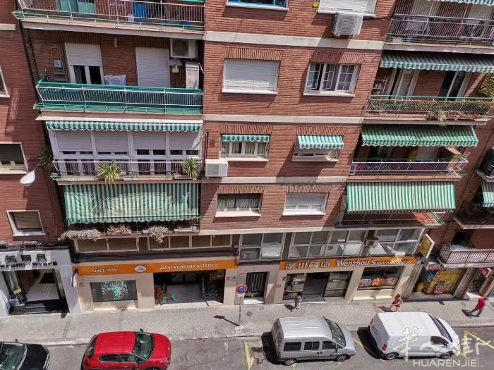 🏡马德里1号线TETUAN单间出租 地铁口20米，4楼有电梯 ， 房子四室一厅