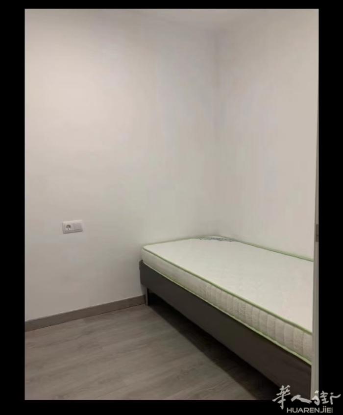 🏡巴塞Les Corts 区 天井房招租，但是楼层高，通风很好，  L3 Pl