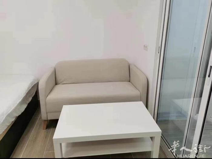 《马德里地铁puente de vallecas 精装单身公寓带阳台》 适合夫妻