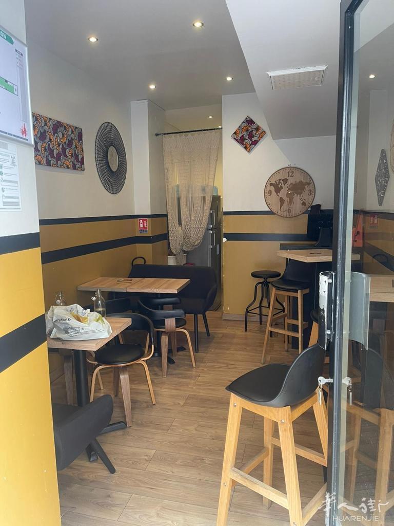 巴黎16区地铁 Place Victor Hugo 外国人快餐店 (有烟筒)