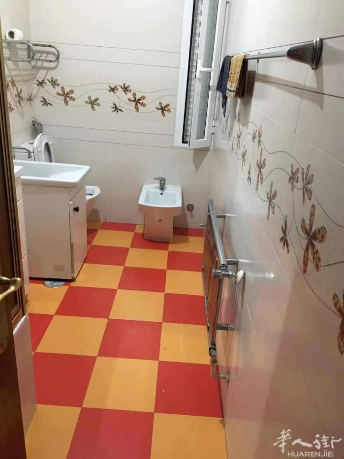 🏡马德里Sainz de Baranda地铁口出租一个房间，房子四室一厅。房子