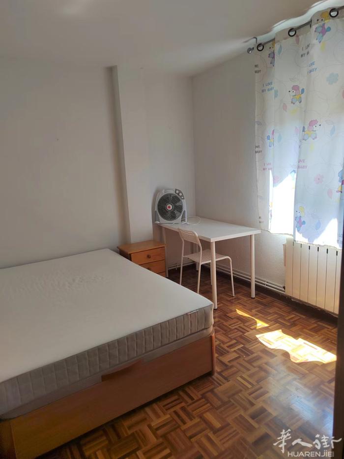《getafe整租》 房子三室一厅，卡三大学旁，近地铁，生活设施全，有空调 租金