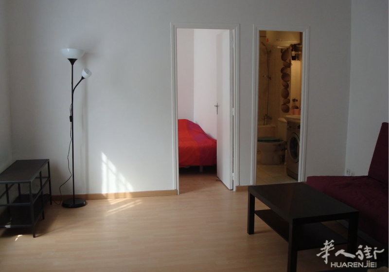 12区38平的一室一厅带家具双层玻璃采光超好，有沙发