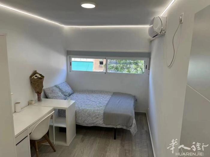 🏡马德里北部Fuencarral 地铁口单间出租，共四室三卫，全新装修，每个房