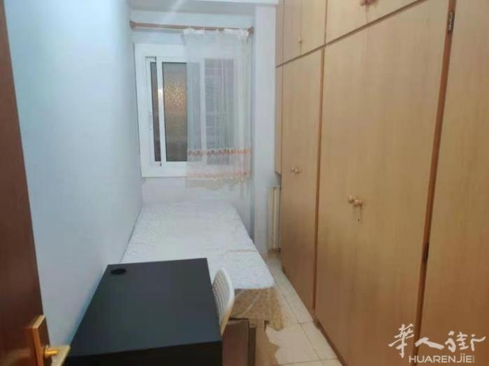 🏡巴塞单间出租，在圣家堂附近，交通方便几分钟就到地铁站，有超市，药房，菜店，健