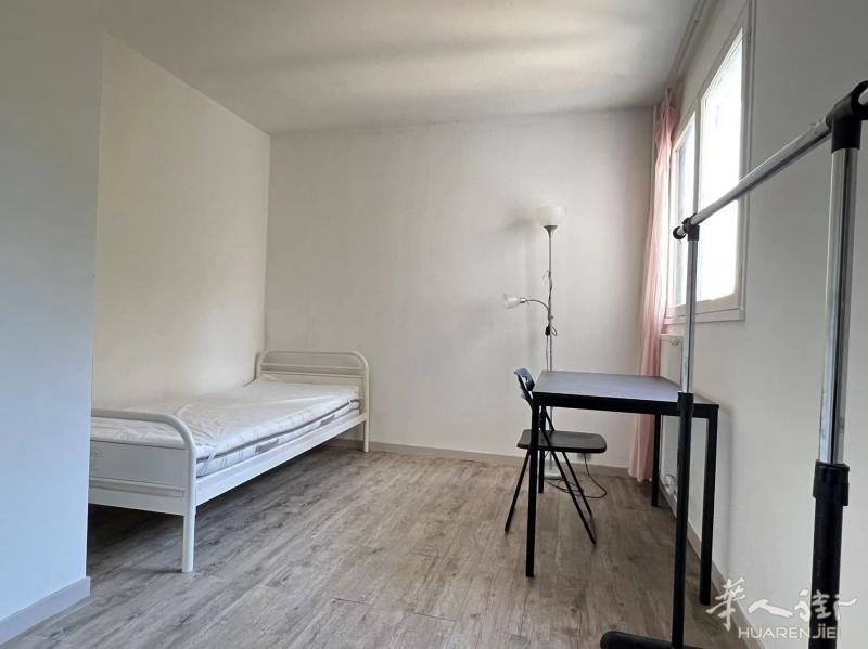 紧邻D线MaisonsAlfort，近地铁8号线，三人合租房一间出租，房东直租