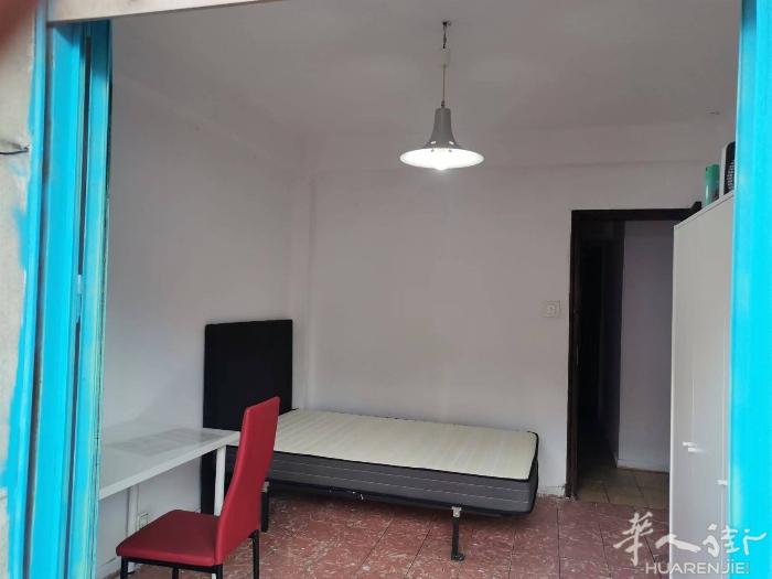 🏡马德里北部一号线Tetuan 大床房出租 半小时内直达康普马理工大学城，可做