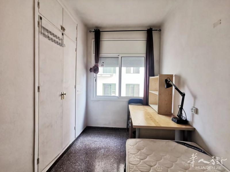 巴塞罗那近Clot地铁站出租一个阳光单人间，长期居住可办住家证明