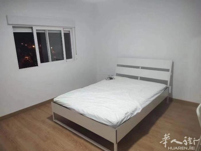 🏡马德里56号线oporto 大床房出租 地铁口4分钟，直达康普马理工大学城，