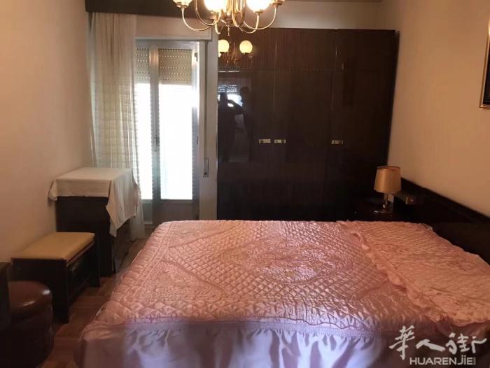《马德里6号线复式3室租售》 位置：calle de Gallur 交通：地铁6