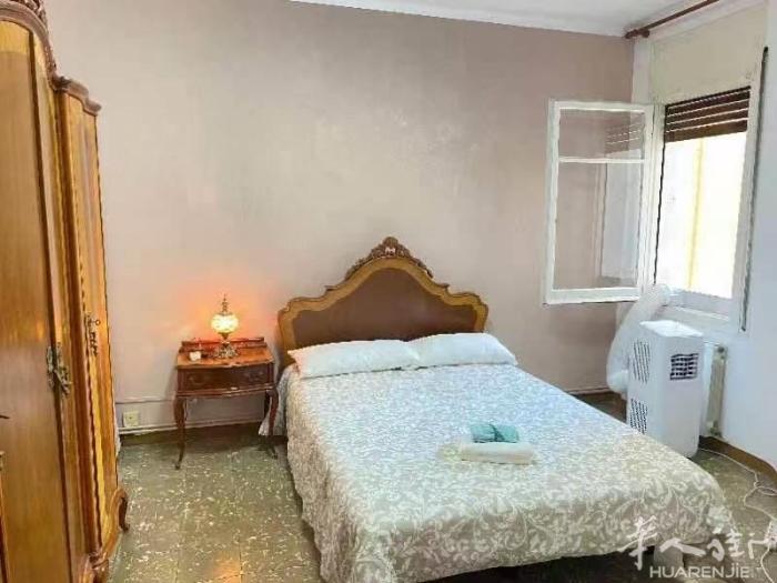 🏡巴塞3个单间圣家堂附近学生公寓单间，一套是5室4卫，另一套4室2卫，非