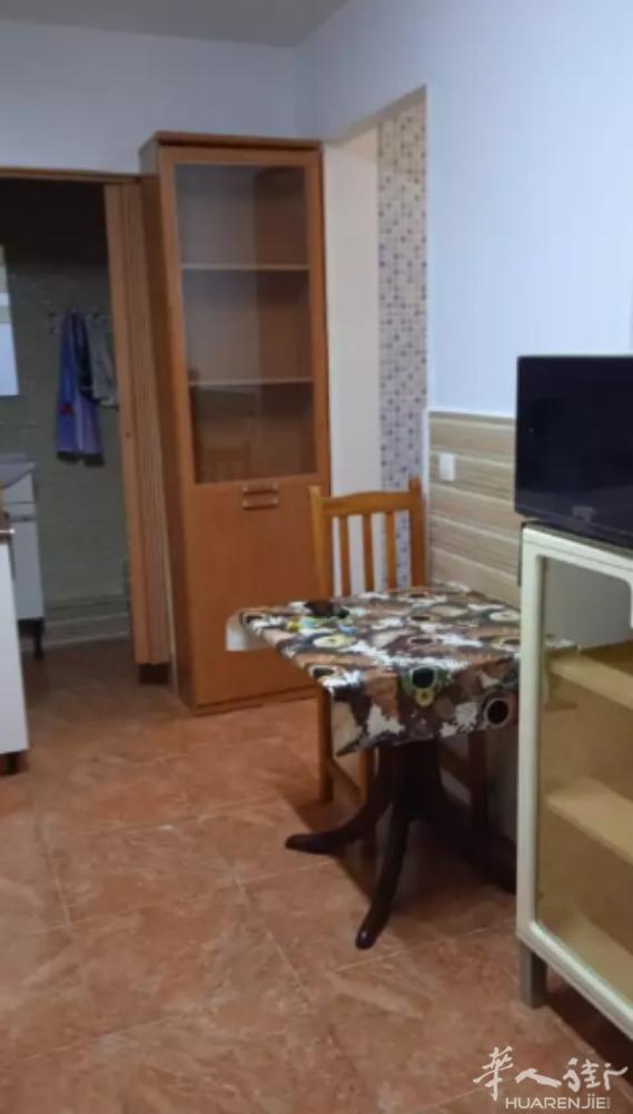 🏡巴塞El Maresme 旁双人床招租1人，房子三室两厅两卫，住了房东和一个