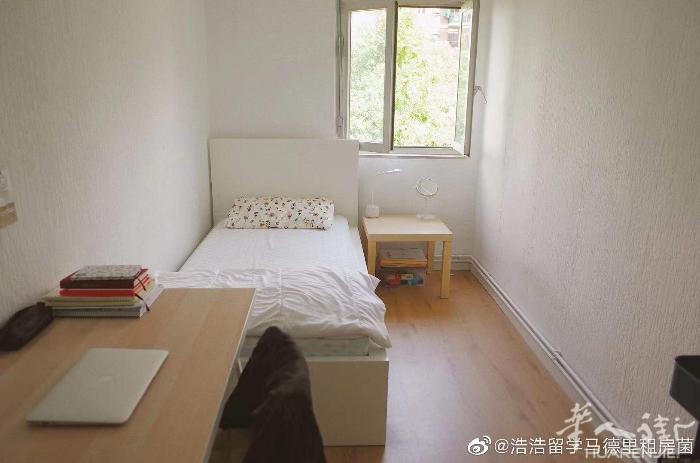 🏡巴塞位于2号线Bac de Roda地铁站出口旁，距凯旋门地铁十分钟，距加泰