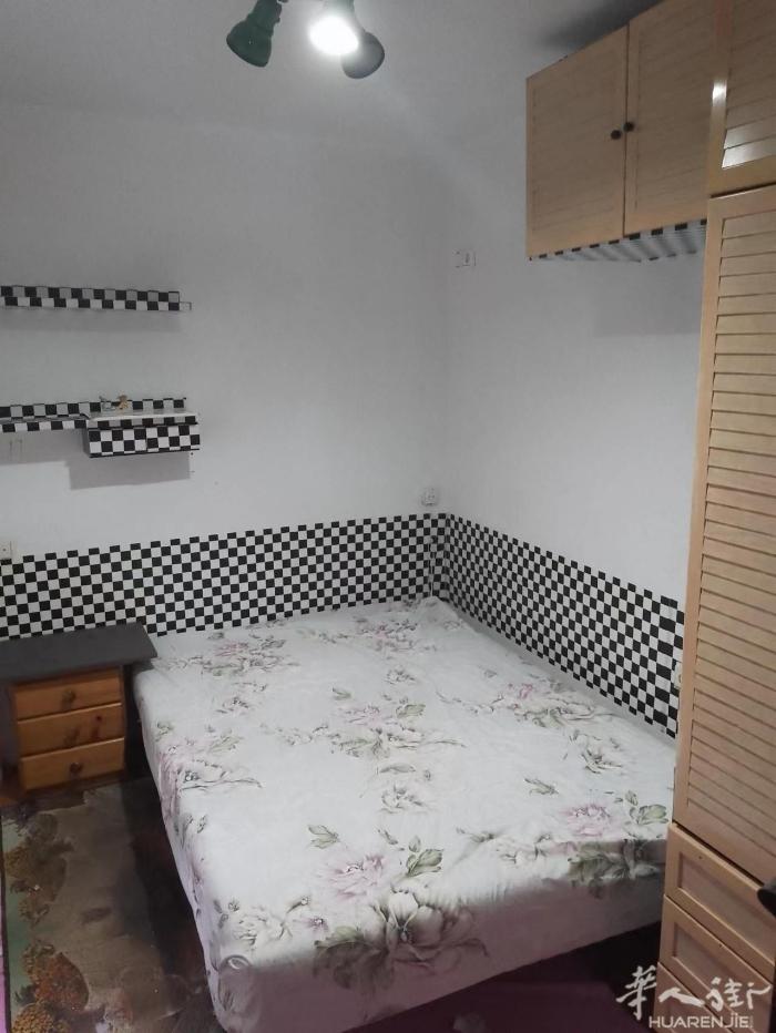 🏡巴塞单间带独卫出租，巴塞L1 santa eulalia地铁口200米，天井