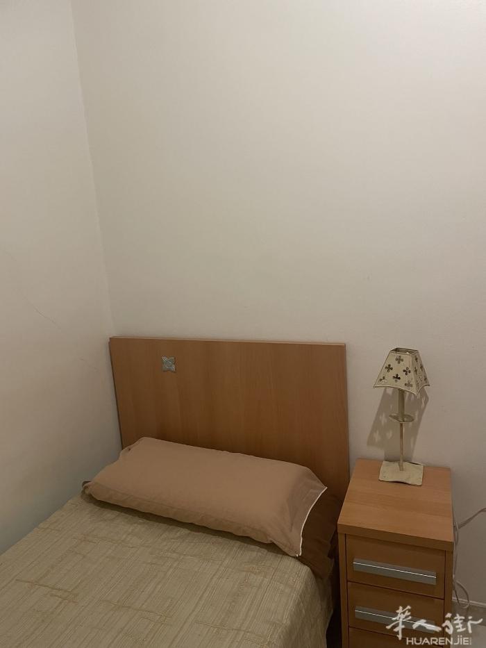 🏡巴塞单间出租，仅剩一间小房间 Sabadell norte 火车站一分钟步行