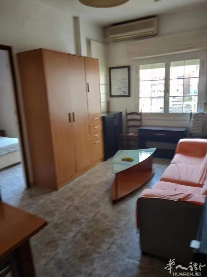 🏡巴塞西班牙广场附近单间，房子三室一厅一卫，房间有空调，写字桌，大衣厨柜，床头